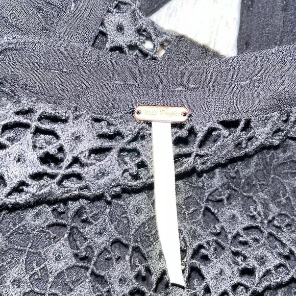 Free People The Best Blouse Oversized Crinkle Crochet Lace Top Black Size Small - Picture 6 of 9